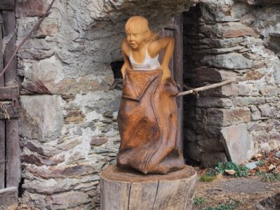 Statua corsa con i sacchi