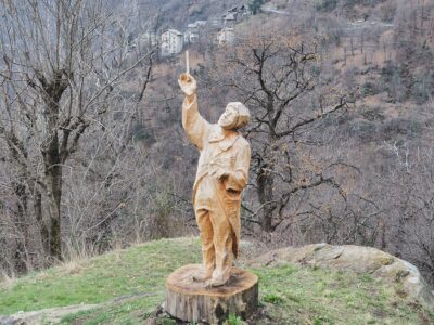 statua maestro musica chemp