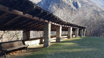 Riparo esterno al Santuario di Machaby