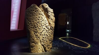 Stele antropomorfa con coppelle