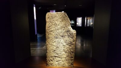 Stele Antropomorfa a pendaglio doppia spirale